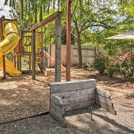 Central Medford Family Retreat With Large Yard! מראה חיצוני תמונה