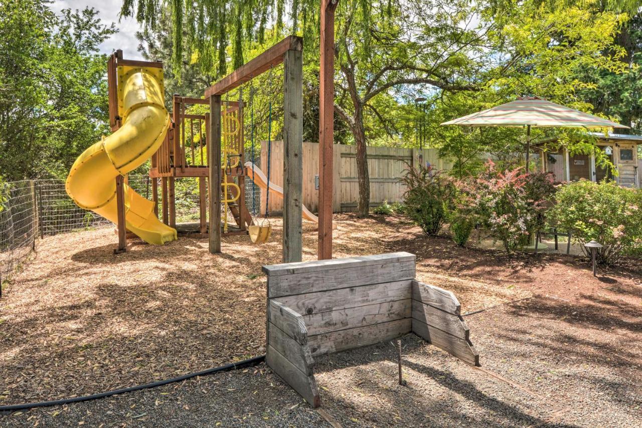 Central Medford Family Retreat With Large Yard! מראה חיצוני תמונה