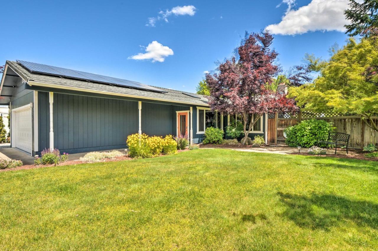 Central Medford Family Retreat With Large Yard! מראה חיצוני תמונה