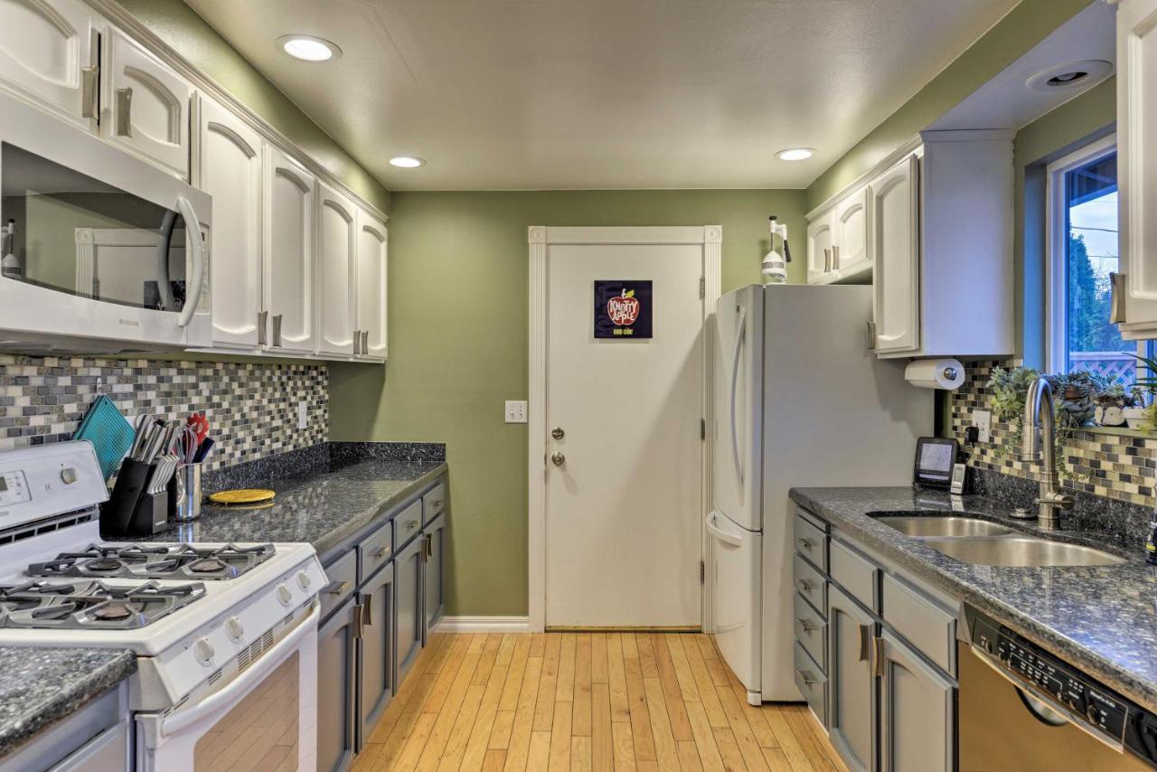 Central Medford Family Retreat With Large Yard! מראה חיצוני תמונה