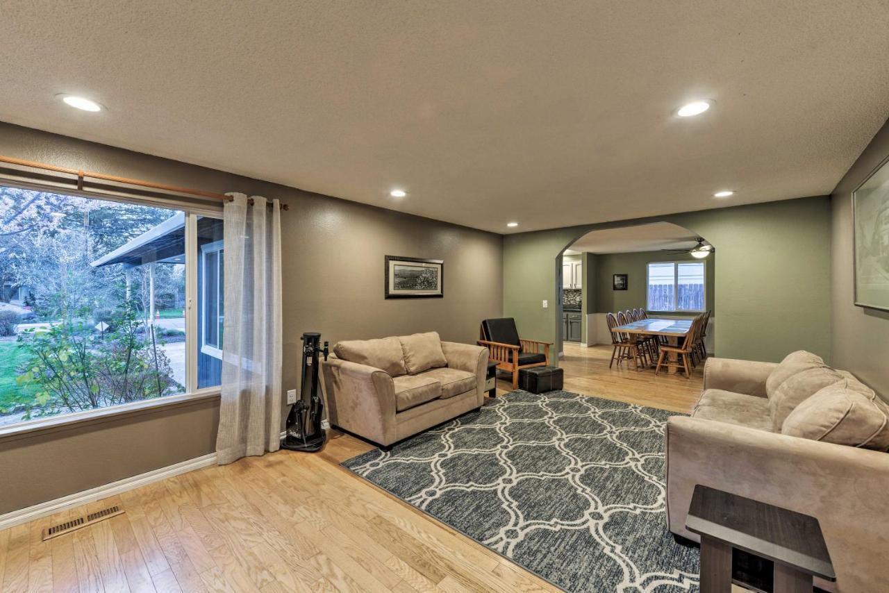 Central Medford Family Retreat With Large Yard! מראה חיצוני תמונה